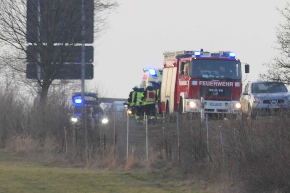 Unfall A14: Auto kommt von A14 ab und rauscht auf Feld: Hubschrauber im Einsatz