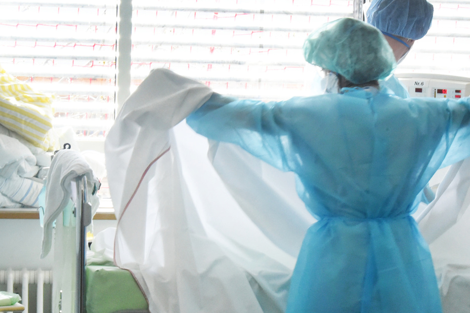 Auf der Covid-19-Station einer Klinik versorgen Intensivmediziner Patienten.