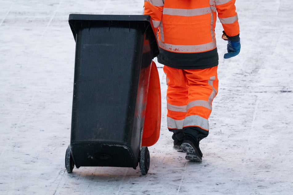 Auftretende Glätte behindert die Mülltonnen-Leerung in Dresden. (Symbolfoto)