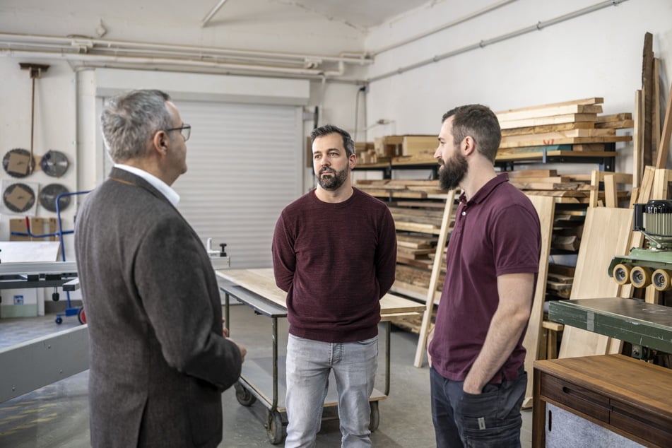 Der Präsident der Handwerkskammer Dresden Jörg Dittrich (54, l.) im Gespräch mit den beiden Firmeninhabern Thorsten (34, M.) und Patrick Henseler (31) von Redwood.