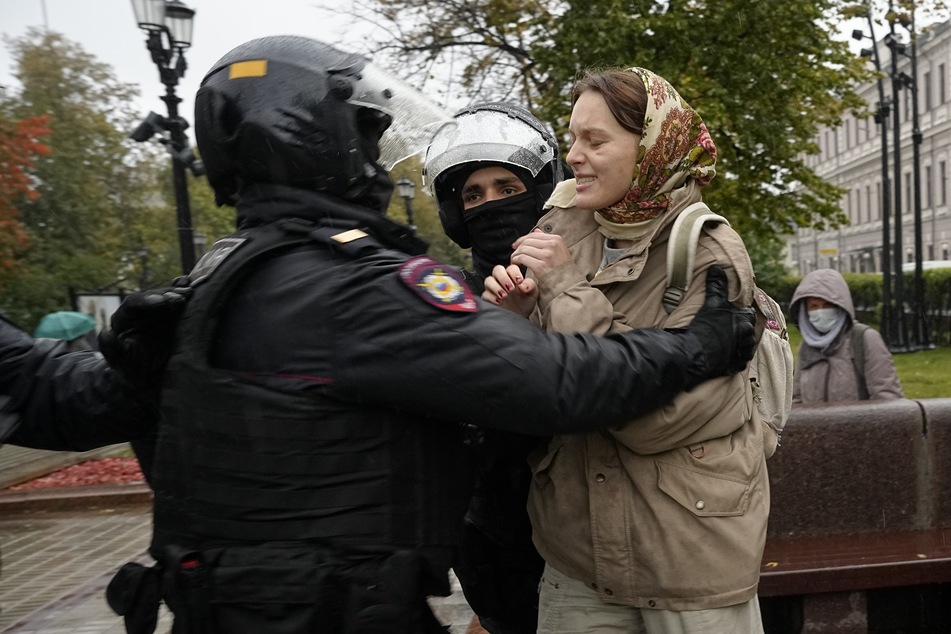 Dass man inzwischen vor allem Frauen gegen die Teilmobilmachung protestieren sieht - so wie hier auf dem Foto in Moskau - liegt daran, dass viele Männer Angst haben, verhaftet und direkt an die Front in der Ukraine geschickt zu werden.