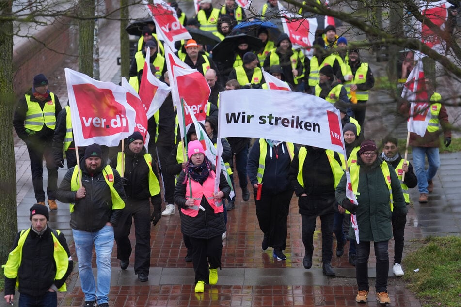 Mitarbeiter des Hamburger Fährunternehmens HADAG streiken am Fischmarkt. Nun sind sie erneut zu einem 48-stündigen Streik aufgerufen.