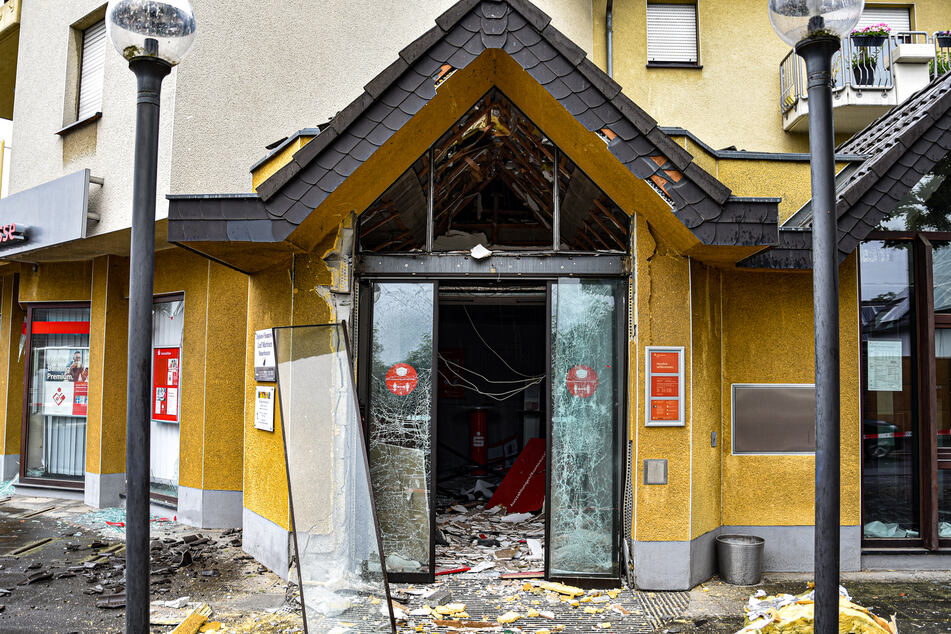 Durch die Explosion wurde nicht nur der Geldautomat zerstört, sondern auch der Haupteingang, Fenster sowie die Fassade der Filiale.