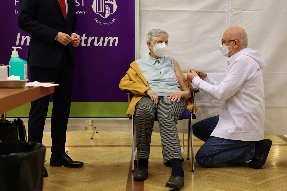 Karin Sievers (84) bekam die erste Impfung in Hamburg.