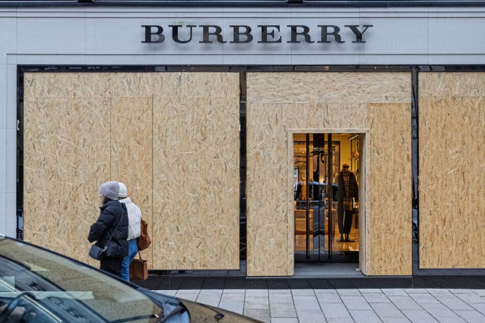Luxusgeschäfte haben ihre Schaufenster in der Hamburger Innenstadt mit Holzplatten abgedeckt.