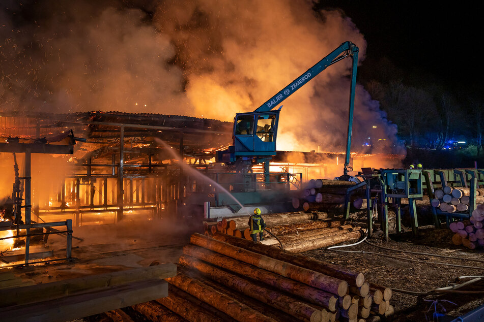 Das Sägewerk bei Olpe brannte in der Nacht zu Mittwoch nieder.