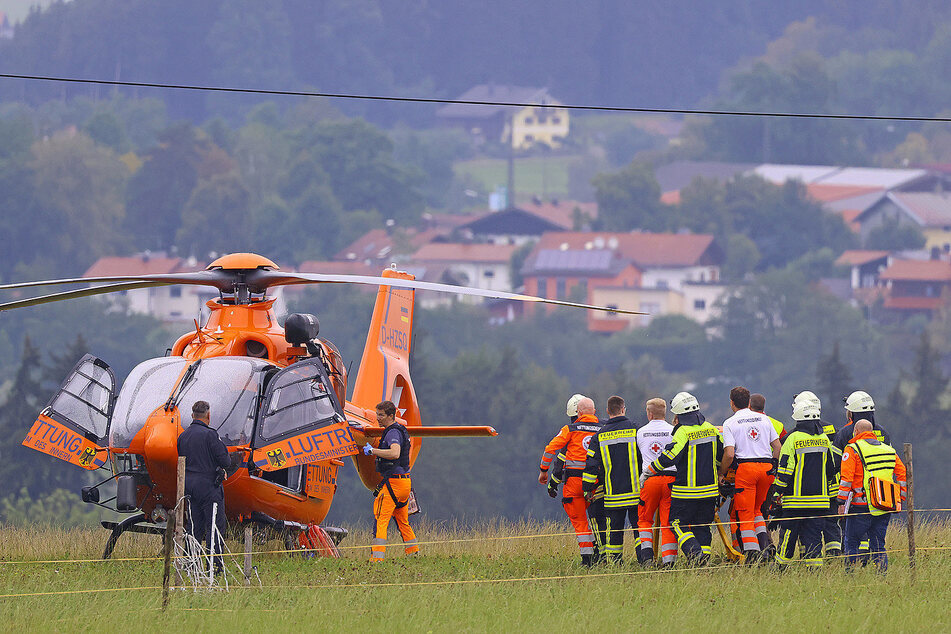 Die 13-Jährige sowie ihr 51 Jahre alter Vater wurden mit Hubschraubern in Krankenhäuser geflogen.