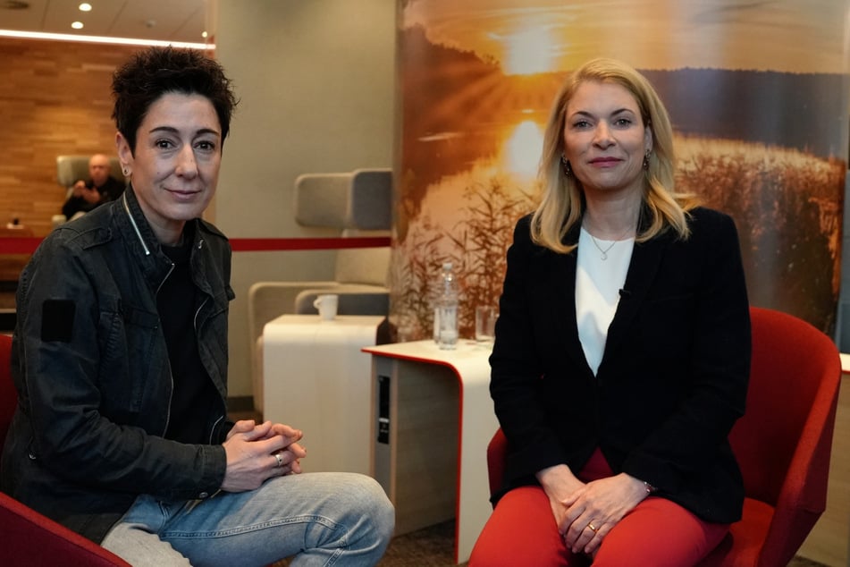 Auch Bahn-Chefin Evelyn Palla (r.) kam in dem Film zu Wort. Viele Kritikpunkte in der Doku weist der Konzern nun zurück.
