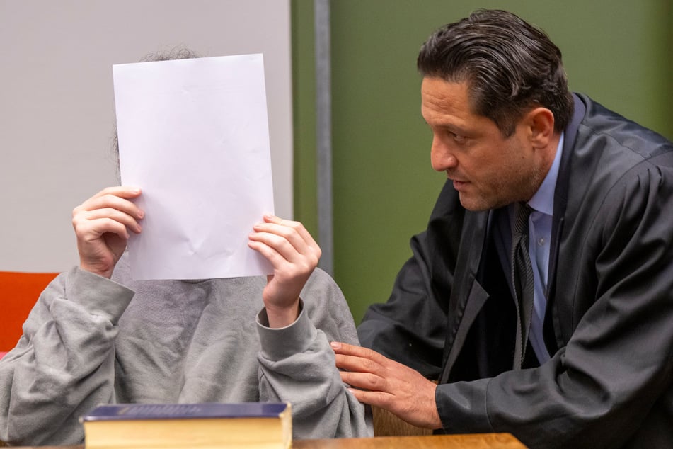 Anwalt Ömer Sahinci (r.) verteidigt den 21-Jährigen vor Gericht.