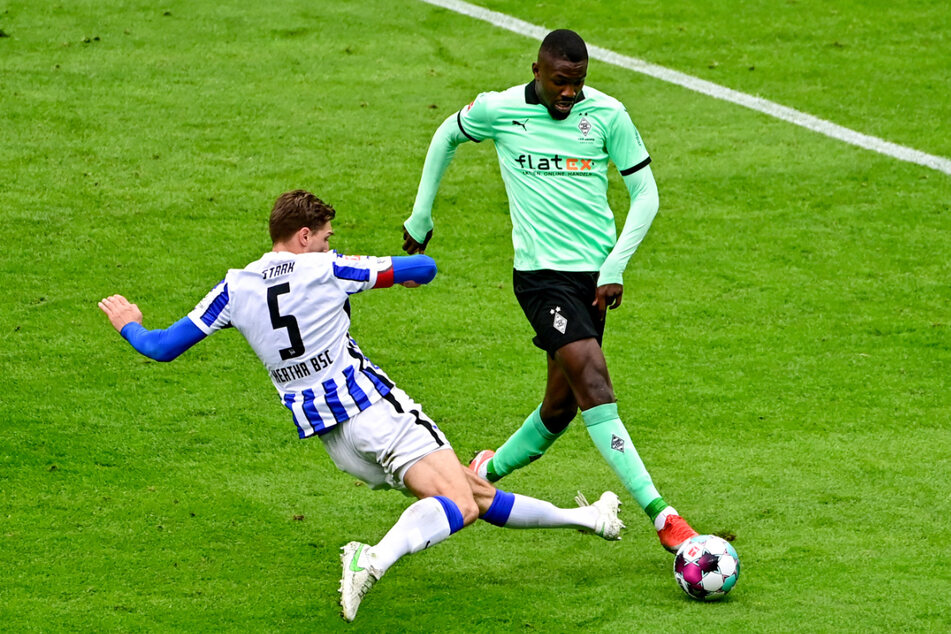 Niklas Stark (l.) holt Marcus Thuram von den Beinen. Den fälligen Elfmeter verwandelte Lars Stindl.