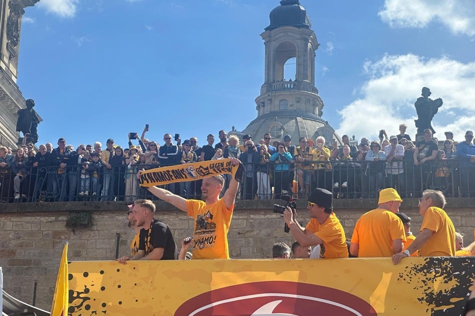 Stefan Kutschke hält einen Schal hoch: "Dynamo-Fans gegen den 1. FCM".