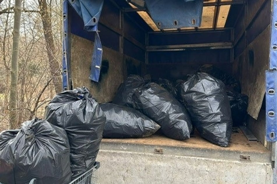 Auf der Pritsche des Crafters fanden die Beamten säckeweise Pfandflaschen.