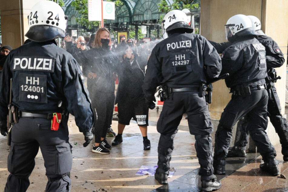 Bei einer Demo in Hamburg sprühen Polizisten Pfefferspray auf Demonstranten. (Archivbild)