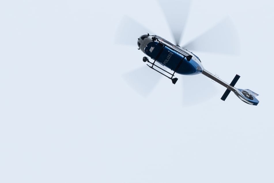 Nach Unfall und Bedrohung: Polizei fahndet mit Hubschrauber nach Betrunkenem