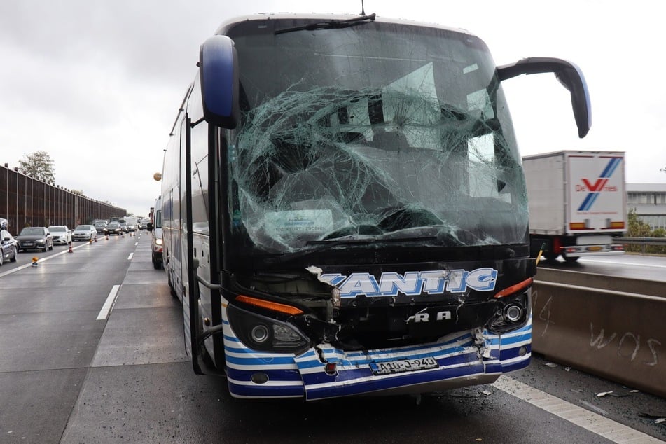 Reisebusse kollidieren auf regennasser Autobahn
