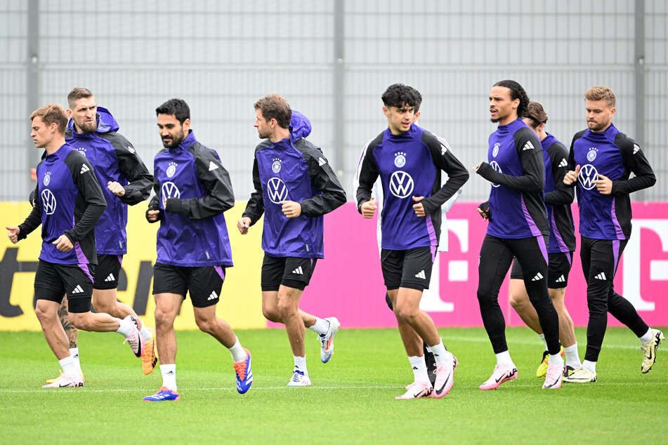 Leroy Sané (18, 3.v.r.) kehrt für die Generalprobe gegen Griechenland ins DFB-Team zurück.