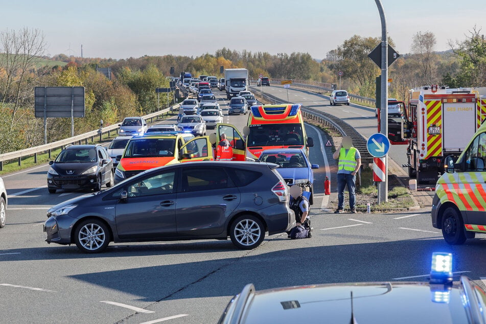 Crash in Glauchau: Auf einer Ampelkreuzung krachten am heutigen Freitag zwei Autos zusammen - es kam zu Stau.