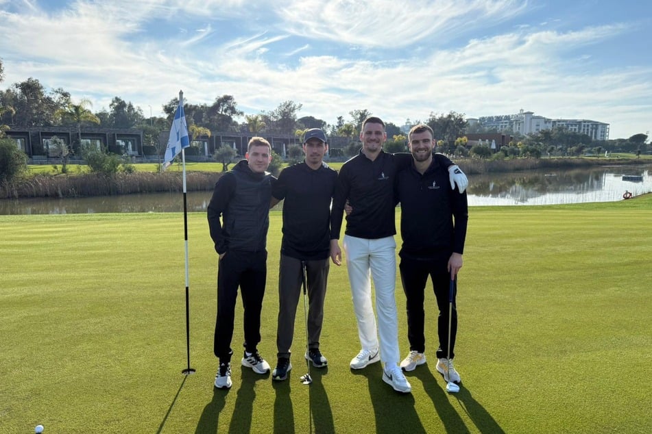 Niklas Hauptmann (v.l.), Claudio Kammerknecht, Stefan Kutschke und Lars Bünning verbringen den Nachmittag auf dem Golfplatz.