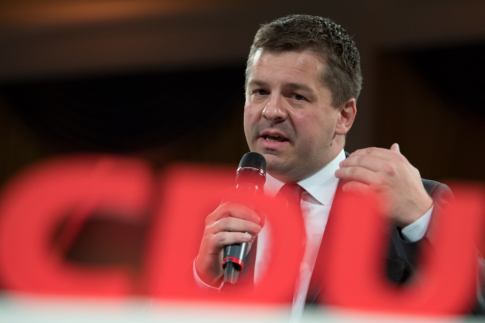 CDU-Generalsekretär Sven Schulze (41) hat auf Twitter ein Satirevideo des öffentlich-rechtlichen Jugendangebots Funk über Polizeigewalt kritisiert. Im selben Tweet kündigte er an, dass die CDU die geplante Erhöhung der Rundfunkgebühren stoppen werde.