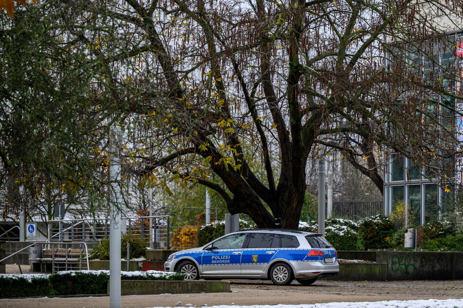 Ein 18-Jähriger sollte am Samstag von Beamten der Operativen Einsatzgruppe kontrolliert werden. Er versuchte jedoch abzuhauen.