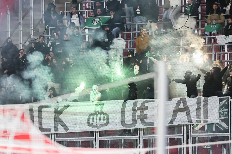 Bei den Fans von Sporting Lissabon qualmt es.