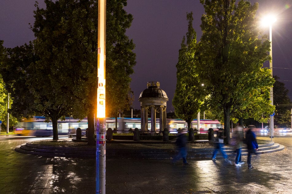 So dunkel ist es aktuell am Artesischen Brunnen. Für zwielichtige Geschäfte die perfekte Kulisse ...
