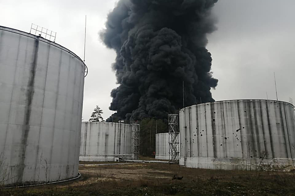 Durch den Einschlag einer Granate wurde auf einem Öllager in Tschernihiw ein Tank in Brand gesetzt.