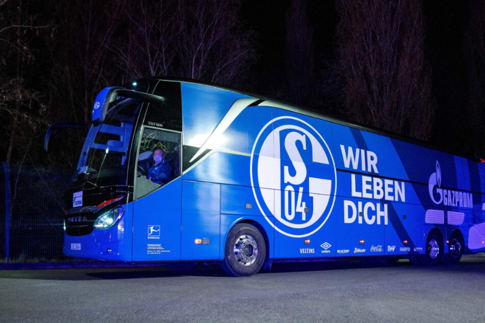 Kurz nachdem der S04-Bus aus Bielefeld auf Schalke eintraf, kam es zur "Aussprache" mit den "Fans".