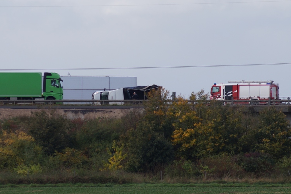 Auf der A9 kippte ein Kleinlaster durch den Sturm auf die Seite und versperrt nun die Fahrbahn.