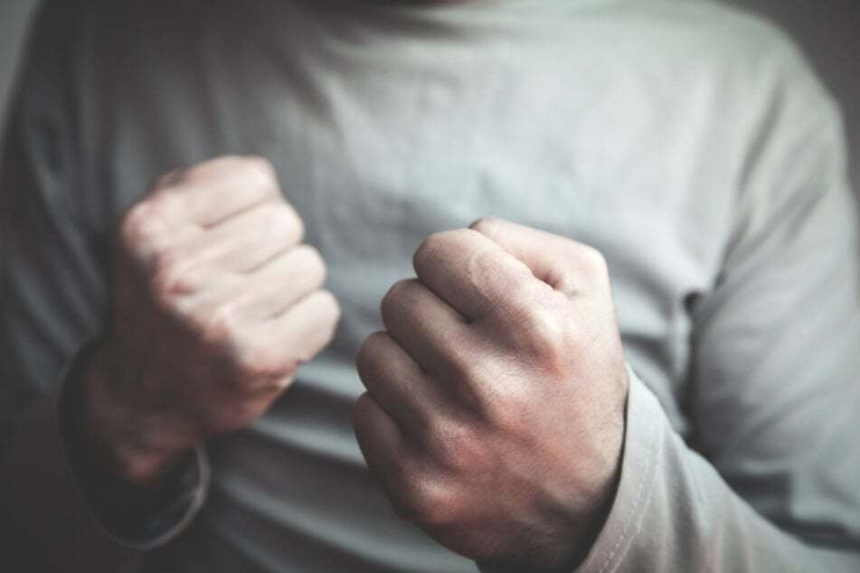 Ein 14-Jähriger hat im Landkreis Schwandorf einen 13-Jährigen geschlagen und getreten. Dieser wurde vom Vater des Schlägers festgehalten. (Symbolbild)