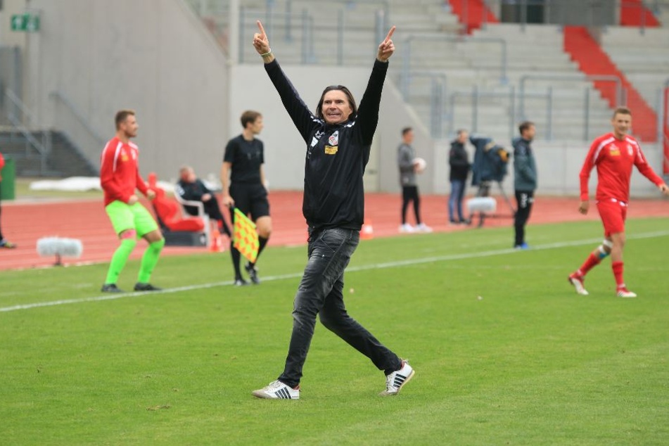 RWE-Coach Thomas Brdaric freut sich über die drei Punkte.