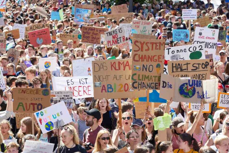 Teilnehmer der "Fridays for Future" demonstrieren auf dem Gänsemarkt.