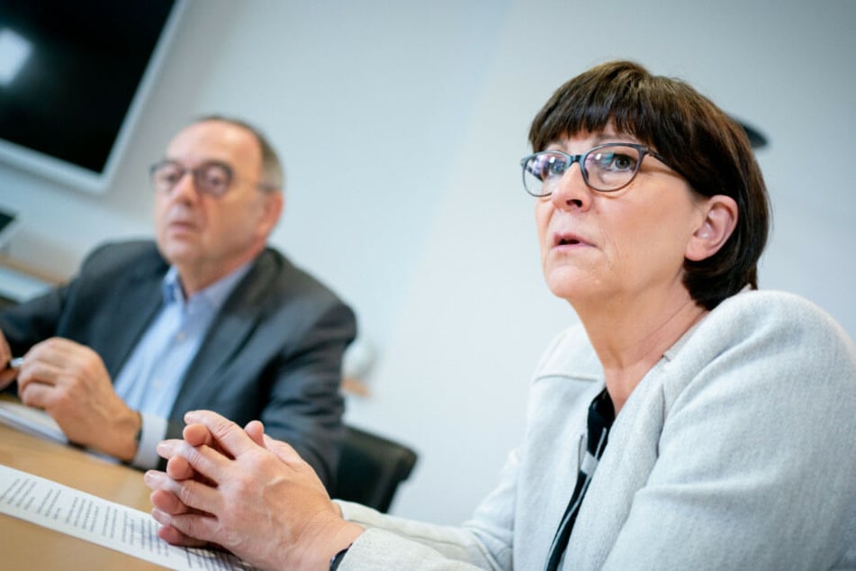 Die Bundesvorsitzende der SPD Norbert Walter-Borjans (r.) und Saskia Esken (l.) bei einem Interview in ihrem Büro im Willy-Brandt-Haus.