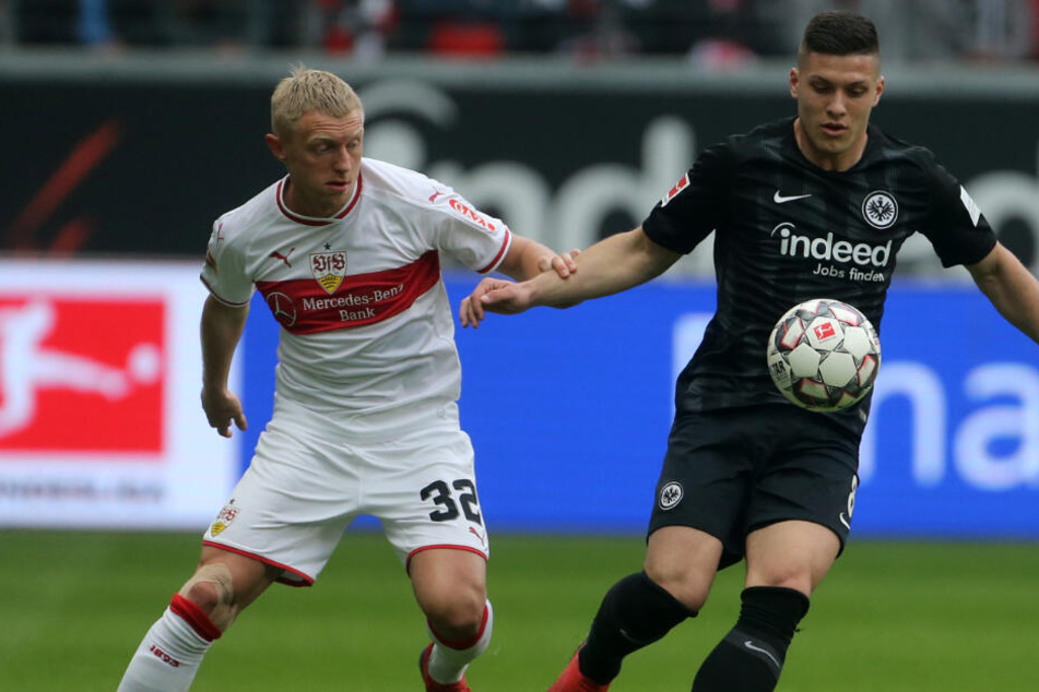 VfB-Rechtsverteidiger Andreas Beck (l.) und Eintracht-Toptorjäger Luka Jovic im Kampf um den Ball.