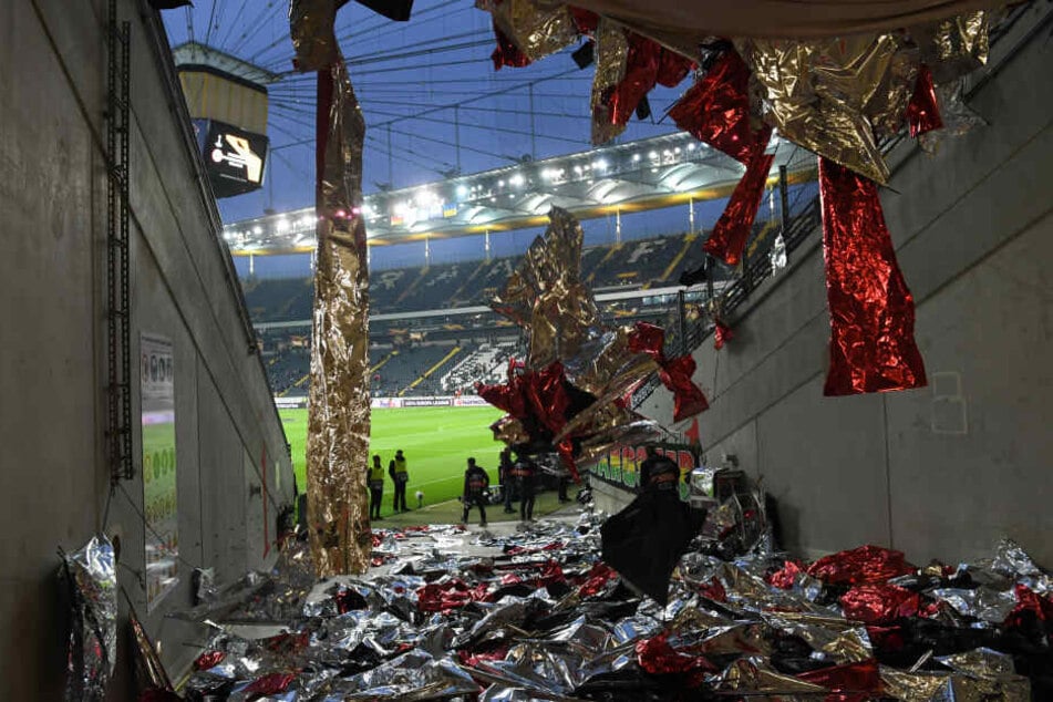 Traurige Randnotiz: Die akribisch vorbereitete Choreographie wurde noch vor Spielbeginn von den Fans über den Haufen geworfen.