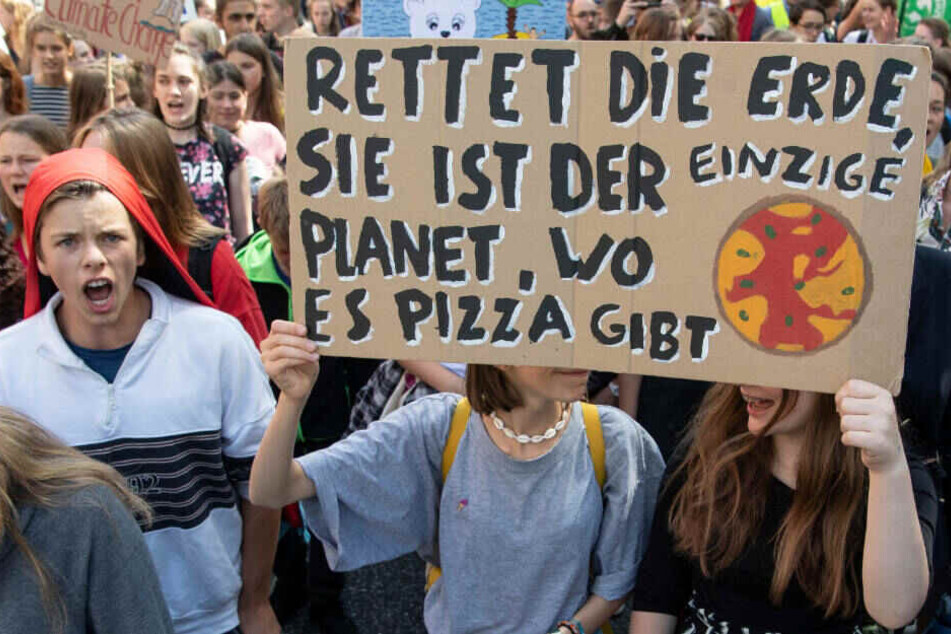 Rund 350 Schüler versammelten sich in Wiesbaden zur "Fridays for Future"-Demo.