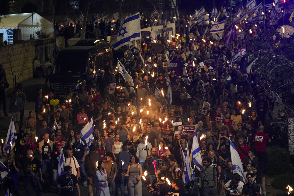 Menschen nehmen an einem Protest gegen die Regierung des israelischen Premierministers Netanjahu teil und fordern die Freilassung von Geiseln, die im Gazastreifen von der Hamas festgehalten werden.