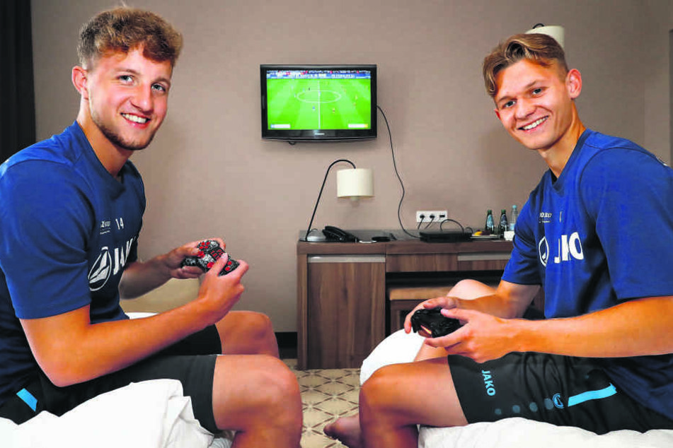 Die CFC-Eigengewächse Tim Campulka (l.) und Erik Tallig sind im Polen-Camp Zimmergenossen - und Konkurrenten an der Playstation.
