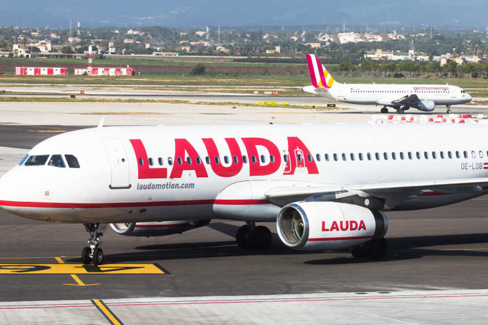 Ein Airbus A320 der Fluggesellschaft Laudamotion rollt am Flughafen von Palma de Mallorca (Spanien) zum Gate.