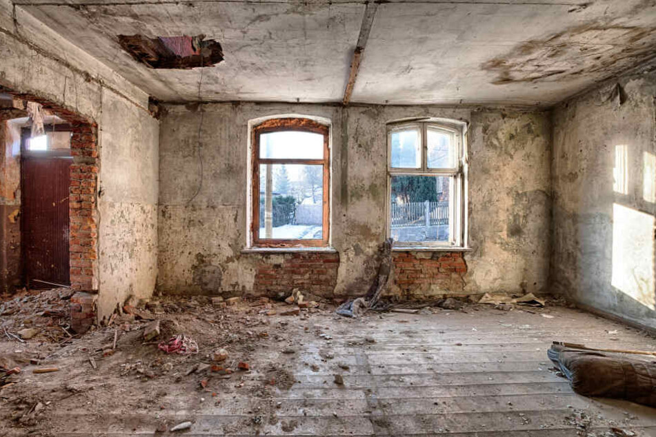 In einem leerstehenden Haus in Merseburg (Saalekreis) ist ein 13 Jahre alter Junge durch ein Loch im Boden gestürzt und hat sich verletzt. (Symbolbild)