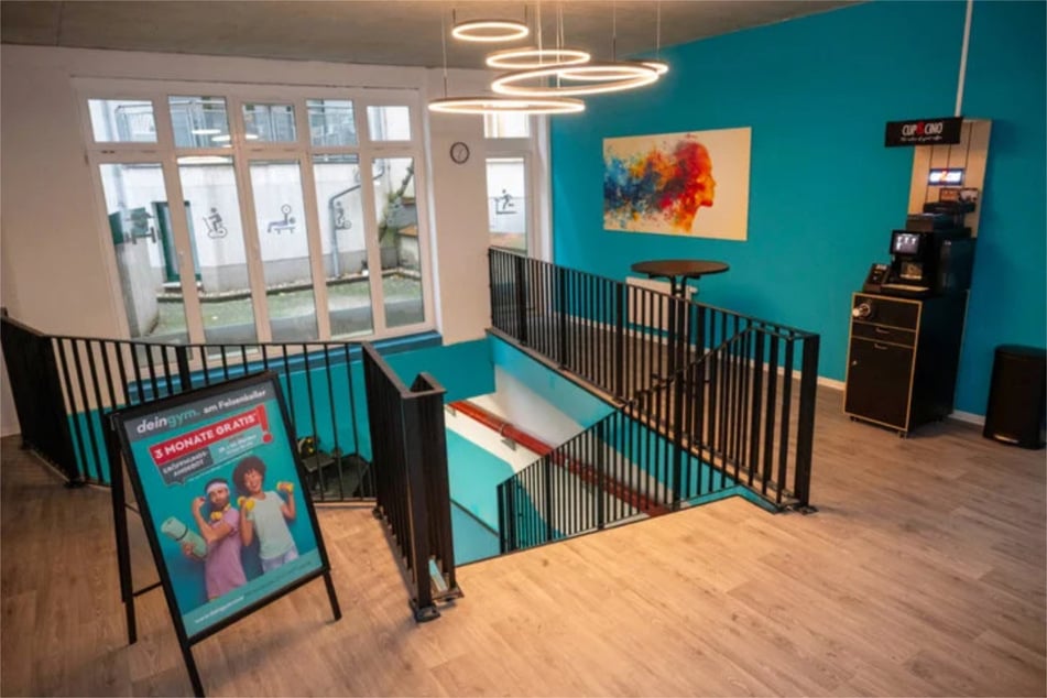 Statt auf Personal setzt das "deingym" auf eine App. So will das Studio ein Training mit Wohnzimmercharakter vermitteln.