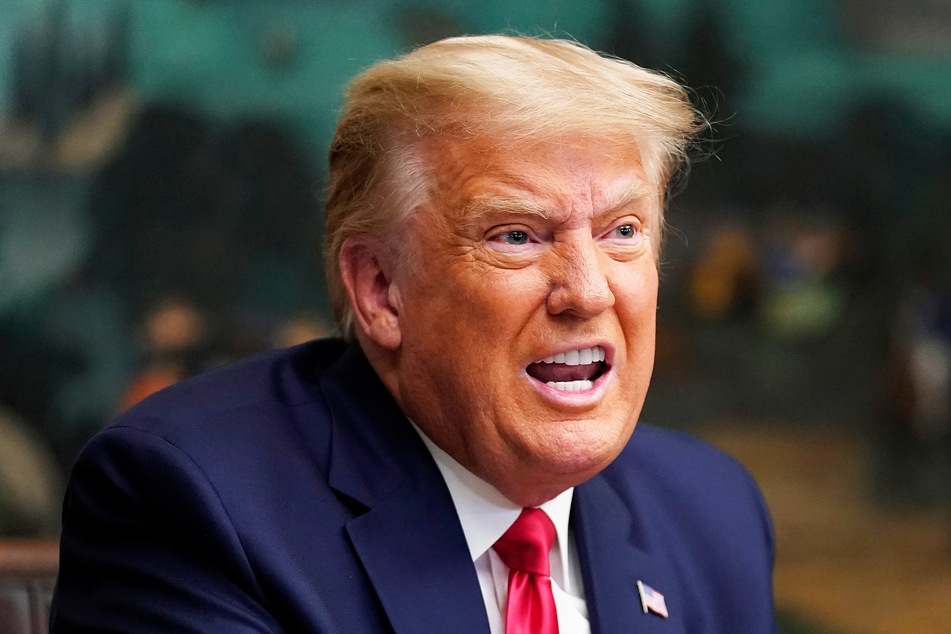 Donald Trump (74, Präsident der USA) spricht mit Journalisten.