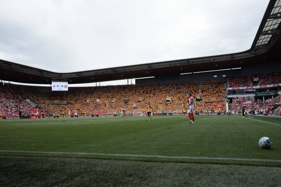 Wie vor zwei Jahren wird es auch am Sonntag in der Prager Fortuna Arena einen Hauch von Europapokal geben. Aus Dresden kommen - mindestens - 2000 Fans.