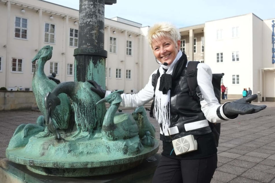 Bauhaus-Stil und kontrovers: Gästeführerin Veronika Leonhard (60) zeigte das Chemnitzer Stadtbad.