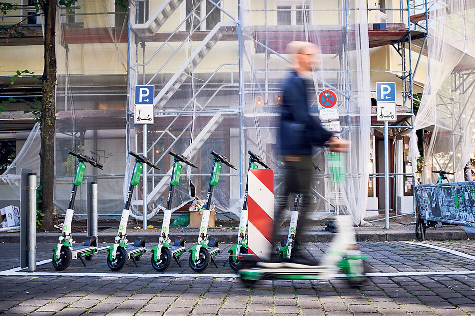 In Städten wie Hamburg oder Berlin werden bereits spezielle E-Roller-Parkplätze getestet.