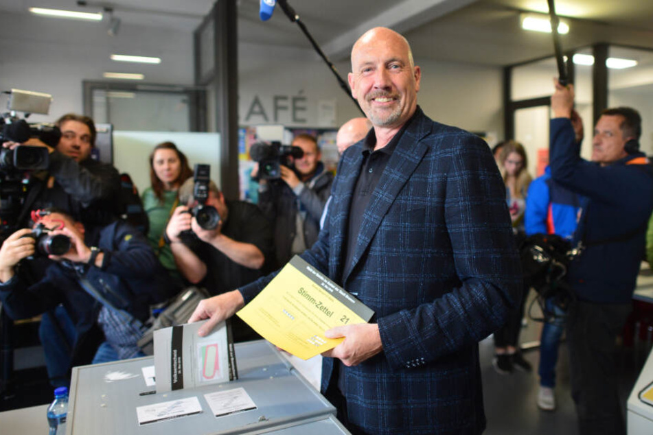 Carsten Meyer-Heder, Spitzenkandidat der CDU in Bremen, wirft seine Stimmzettel in die Wahlurne.