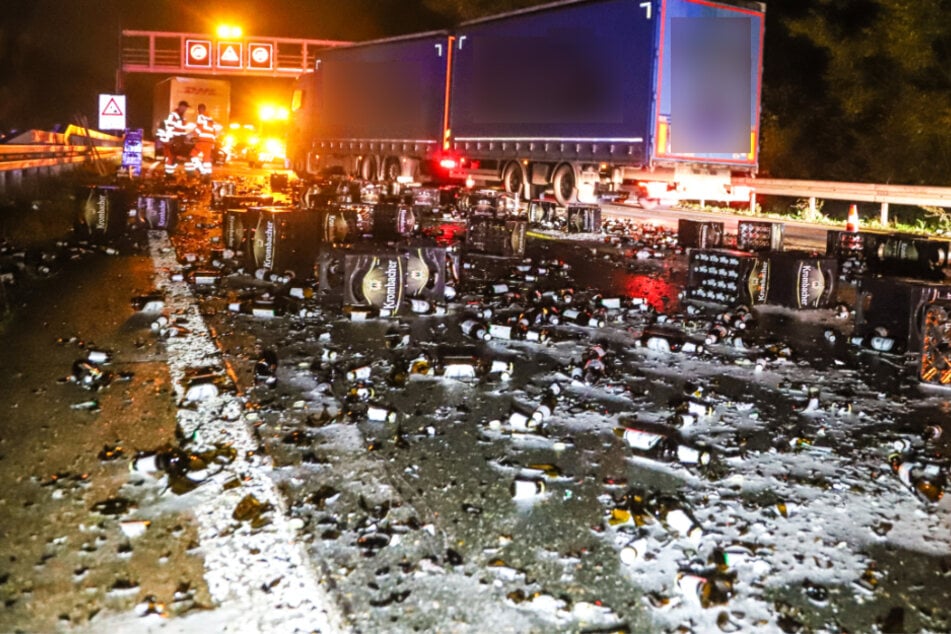 Der Lastwagen hatte bei Hagen (NRW) auf der A45 mehr als 100 Kisten Bier verloren.