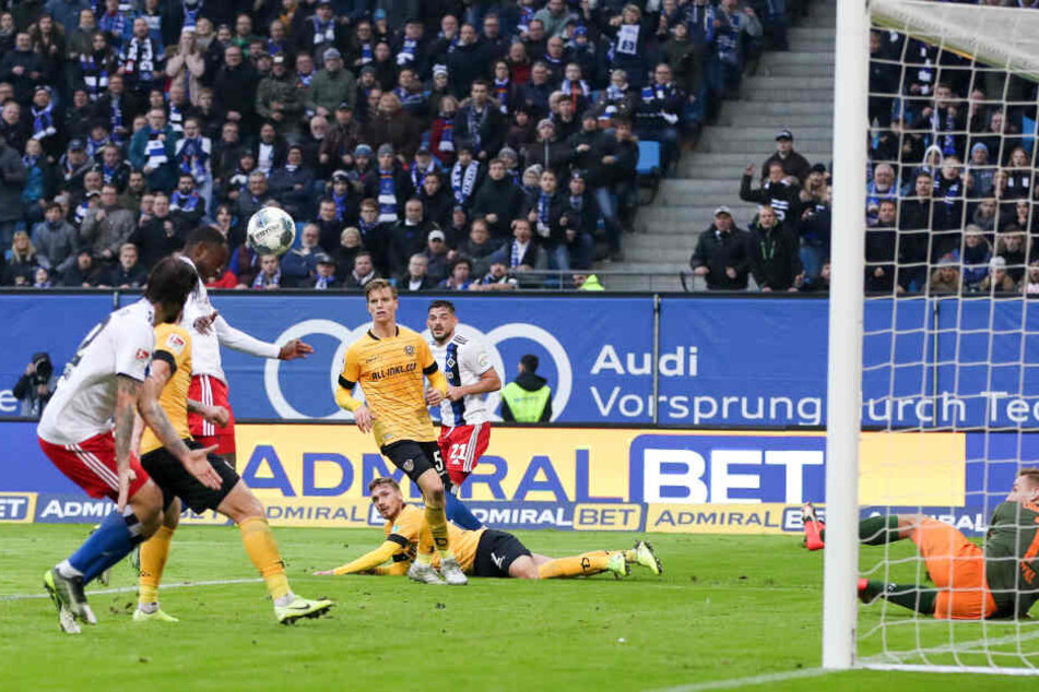 David Kinsombi drückt den Ball aus kurzer Distanz über die Linie.