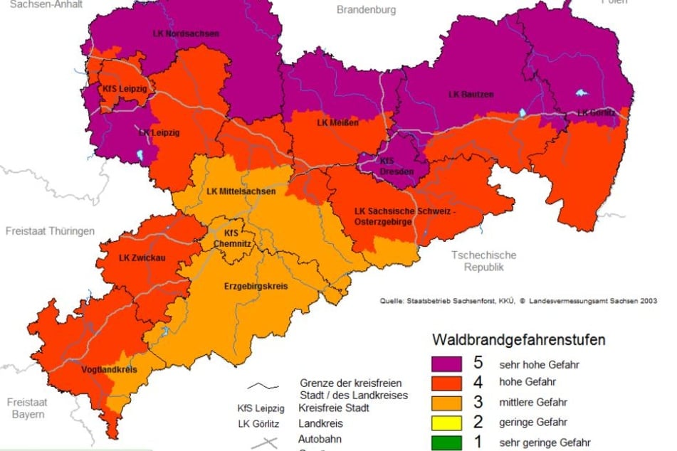 Die aktuelle Waldbrandwarnkarte zeigt es: Durch die anhaltende Trockenheit herrscht vor allem in der Nordhälfte Sachsens allerhöchste Brandgefahr.
