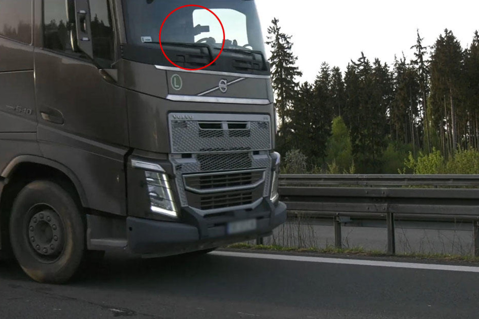 Gaffer zückten beim Vorbeifahren ihre Handys.